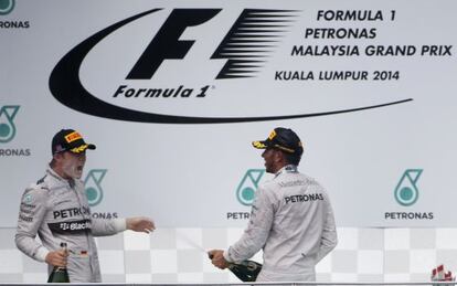 Hamilton molha Rosberg depois da vitória dupla da Mercedes.