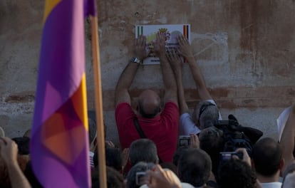 Miembros de la Asociación de la Memoria Histórica colocan una placa en el cementerio de Granada.