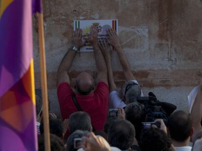 Miembros de la Asociación de la Memoria Histórica colocan una placa en el cementerio de Granada.