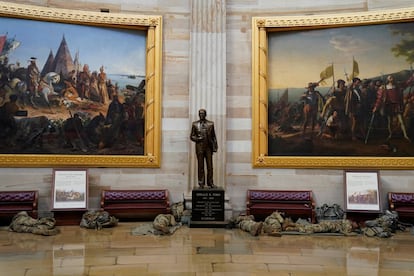 Centenares de militares descansaron en el Capitolio. El perímetro de seguridad alrededor del complejo que acoge la Cámara de Representantes y el Senado de Estados Unidos estuvo marcado por vallas altas y un imponente despliegue de la Guardia Nacional.