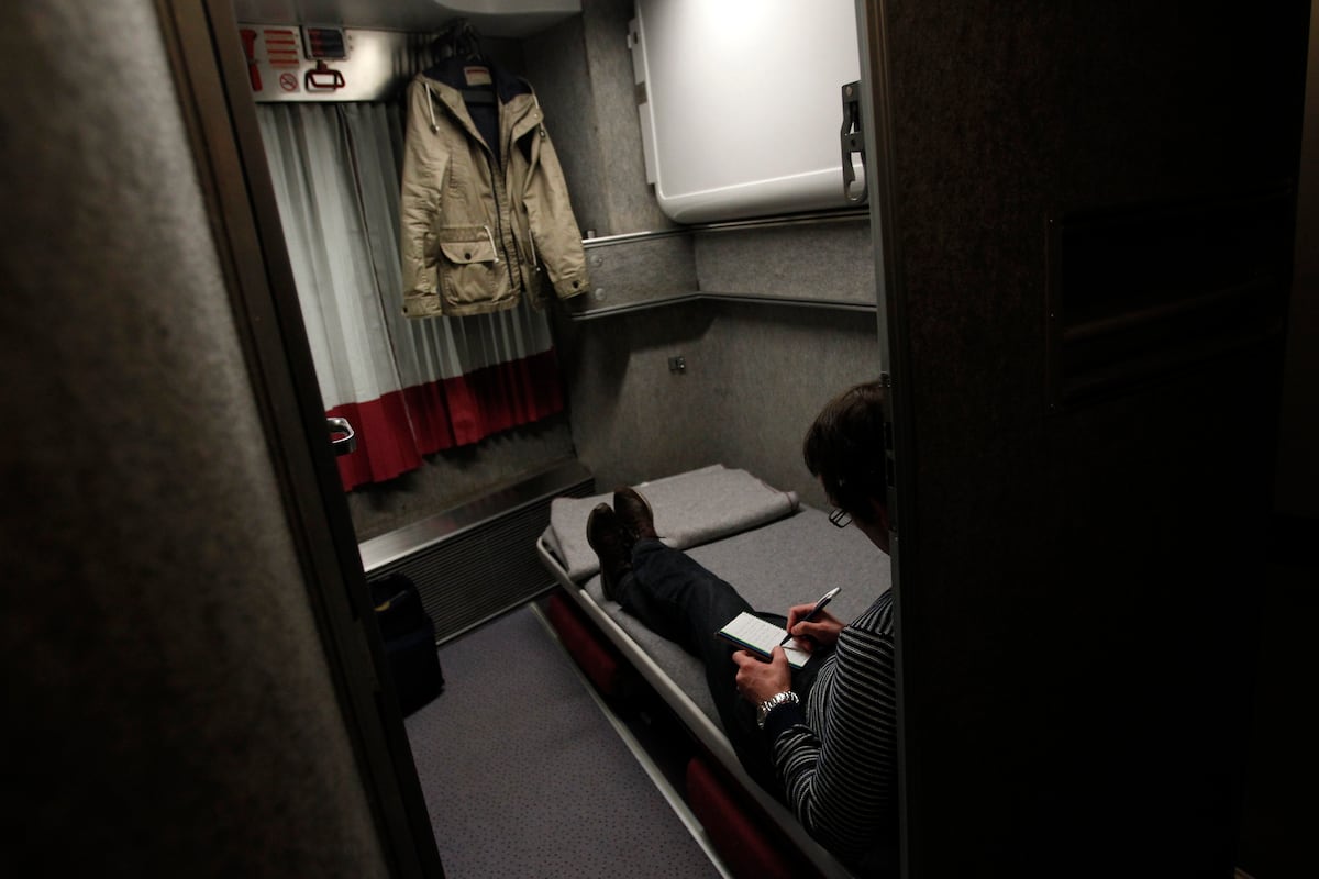 Qué está en juego con la Ley de Movilidad Sostenible: vuelos cortos, trenes nocturnos, etiquetas de la DGT y 10.000 millones de Bruselas