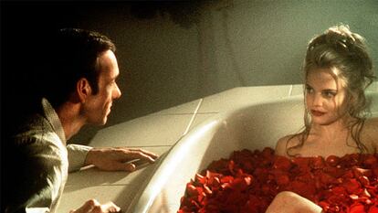 Kevin Spacey e Mena Suvari em cena de ‘Beleza americana’ (1999), de Sam Mendes.