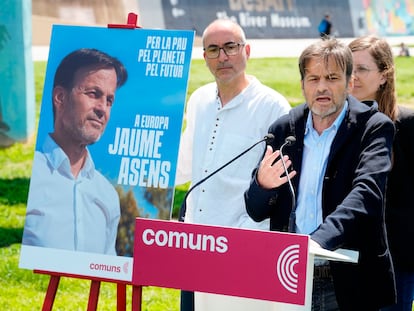 GRAFCAT4491. BARCELONA, 21/05/2024.- El principal candidato de Comunes Sumar en las elecciones europeas, Jaume Asens, durante el acto de presentación de su lema de campaña, en el que ha pedido a la ciudadanía que se movilice votando en estos comicios para "plantar cara a la 'internacional reaccionaria'" y a la Europa "del asfalto y el tocho" que quiere destruir el planeta. EFE/Enric Fontcuberta
