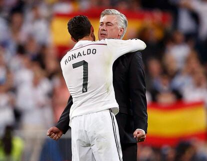 Cristiano Ronaldo abraza a su entrenador, Carlo Ancelotti, tras el termino del partido.