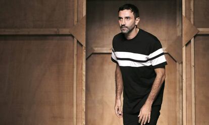 Riccardo Tisci, tras finalizar un desfile para Givenchy en 2014.