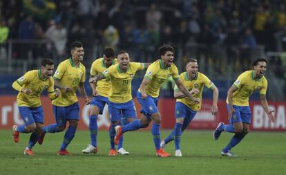 Brasileiros comemoram classificação brasileira na Arena do Grêmio.