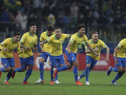 Brasileiros comemoram classificação brasileira na Arena do Grêmio.