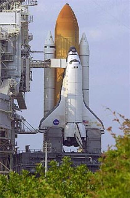 El Atlantis en la plataforma de salida en el centro espacial Kennedy de Florida