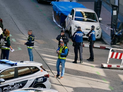 La Policía inspecciona, el pasado jueves, el lugar donde Alejo Vidal-Quadras recibió un disparo en la cara.