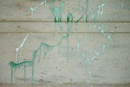 Las manchas de pintura verde afectan a la parte derecha del monumento al expresidente de Estados Unidos Abraham Lincoln. La policía del Parque Nacional descubrió la pintura cerca de la 1.30 de la madrugada.