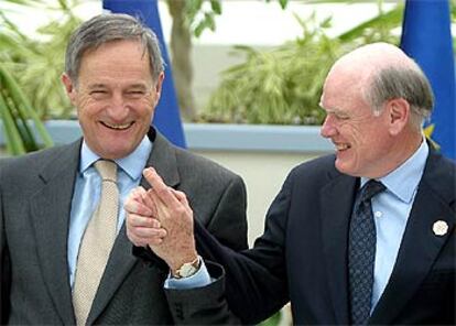 El ministro francés de Finanzas, Francis Mer (izquierda), y el secretario del Tesoro de EE UU, John Snow, ayer en Deauville (Francia).