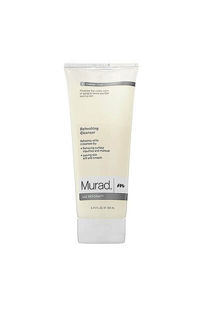 La firma de cosmética Murad ha elaborado un limpiador exfoliante que hace desaparecer las celulas muertas y las impurezas y deja la piel preparada para la hidratación. (35 euros).