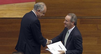 Alberto Fabra saluda a Rafael Blasco en las Cortes.