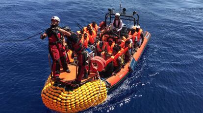 Una lancha hinchable perteneciente al barco de rescate 'Ocean Viking', transporta migrantes rescatados, este lunes en el Mediterráneo.