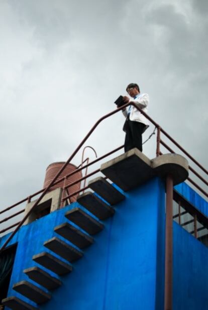 Toyo Ito consulta su iPad en la azotea de la casa de Frida.