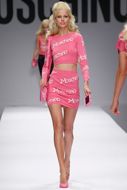 Difícilmente pasan desapercibidas las colecciones de Moschino. Su apuesta para esta primavera: Barbie.