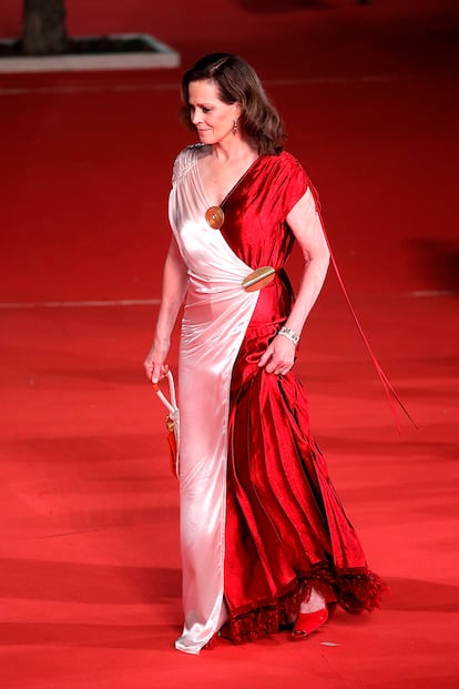 Su personalidad y su estilo solo se han incrementado según ha cumplido años. En 2018, por ejemplo, se decantaba por este vestido de seda rojo y rosa de Marni para su paseo por el Festival de Roma.