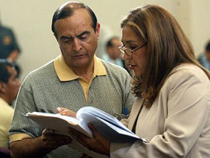 Montesinos charla con su abogada, Estela Valdivia, durante un juicio, el pasado 29 de enero.