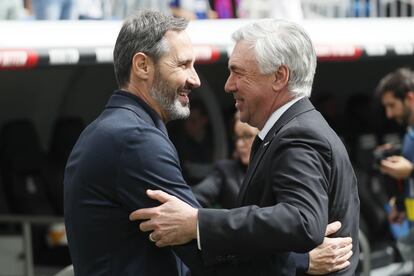 El entrenador del Real Madrid, Carlo Ancelotti (a la derecha), saluda a Vicente Moreno, técnico del Espanyol, antes del partido.