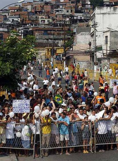 Cientos de pobladores de la favela de Rocinha, el pasado viernes