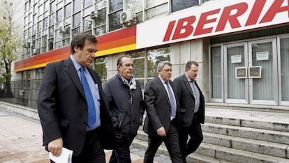 El secretario federal del sector aéreo de UGT, Francisco Rodríguez (segundo por la izquierda), acompañado de los representantes de UGT, CC OO y el Sepla.