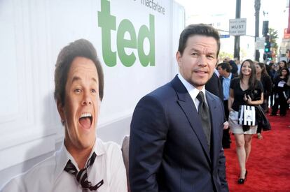 Solo hay tres valientes que se han unido a la loca rutina de Wahlberg: sus entrenadores Brian Nguyen y Bo Cleary y su chef Lawrence Duran. Juntos forman lo que el actor ha bautizado como "El club de las 4 de la madrugada". En la imagen, Mark Wahlberg en el estreno de 'Ted' en Los Ángeles.