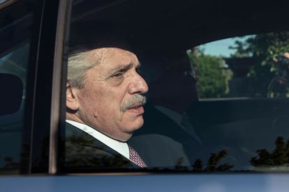 AME1248. BOGOTÁ (COLOMBIA), 14/08/2024.- Fotografía de archivo del 27 de octubre de 2023 del expresidente Alberto Fernández (2019-2023) visitando al ex presidente de Uruguay José Mujica en Montevideo (Uruguay). Un fiscal de Argentina imputó este miércoles al expresidente Alberto Fernández por el presunto delito de lesiones graves y amenazas coactivas a la ex primera dama Fabiola Yáñez, informaron medios locales. EFE/ Sofia Torres ARCHIVO