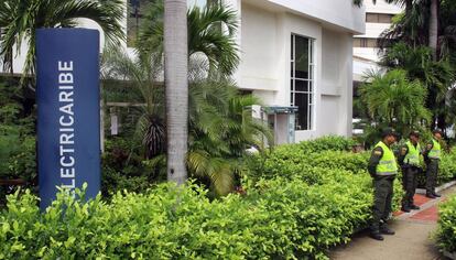 Police outside the Electricaribe customer service center.