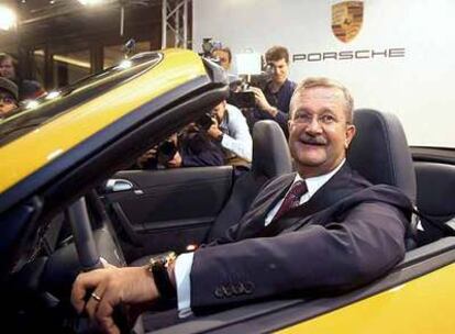 Wendelin Wiedeking, máximo responsable de Porsche, al volante de un modelo descapotable.