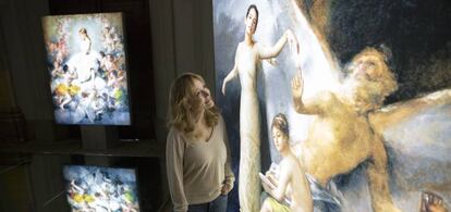 La artista Denise de La Rue frente a una de sus 'ángelas' instaladas en la Ermita de San Antonio de la Florida.