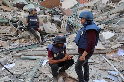 Jornalistas entre os escombros do edifício Al Jalaa depois do bombardeio. O ataque ocorreu pouco depois de que as milícias palestinas de Gaza lançassem uma rajada de foguetes contra Tel Aviv, a maioria dos quais foram interceptados, embora um deles caiu na rua Ramat Gan, onde um homem de 55 anos morreu e 13 pessoas ficaram feridas.