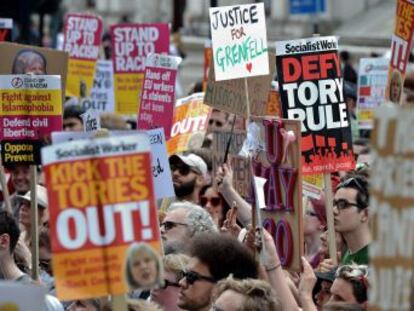 Manifestaciones por la capital añaden presión a la primera ministra tras una tragedia que se ha convertido en símbolo de las desigualdades sociales en Reino Unido
