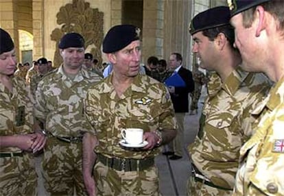El príncipe Carlos de Inglaterra, durante su visita ayer a las tropas británicas desplegadas en el sur de Irak.