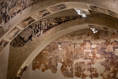 Aspecto de la sala donde el Museo Nacional de Arte de Cataluña expone las pinturas murales de la sala capitular de Sijena.