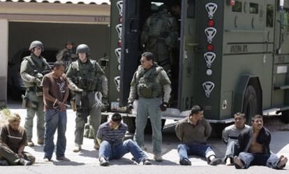 Supuestos inmigrantes ilegales son detenidos tras una redada efectuada ayer en un edificio de Phoenix