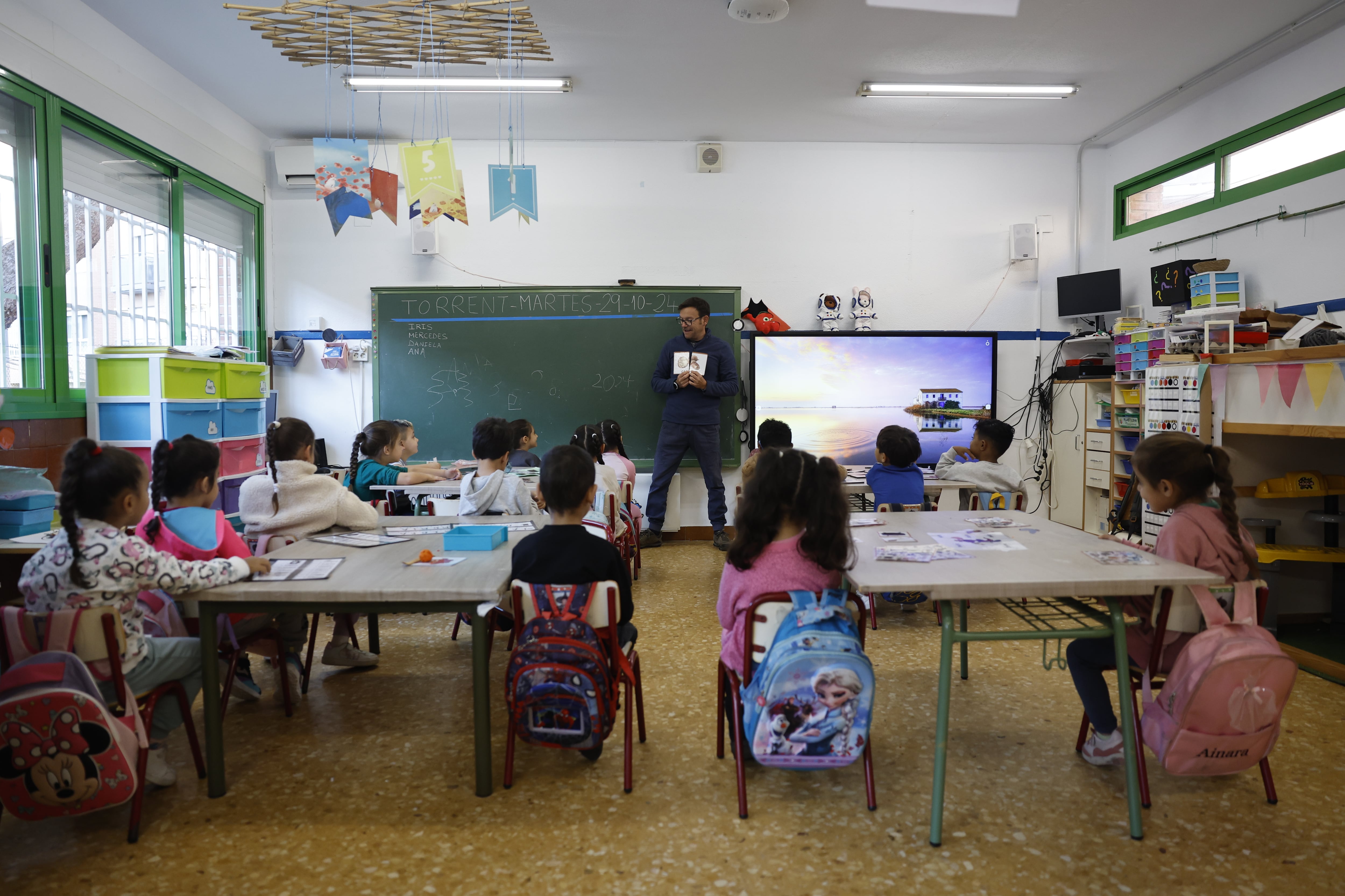 Alumnos atienden a clase en una escuela de Valencia.