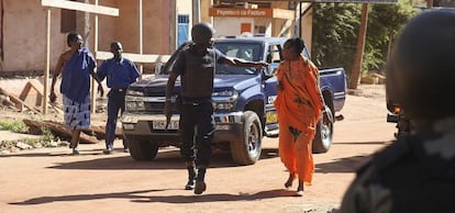 Personal militar de Mali asegura los alrededores del hotel de lujo Radisson Blu en Bamako, Mali, el 20 de noviembre del 2015.