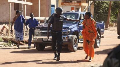 Personal militar de Mali asegura los alrededores del hotel de lujo Radisson Blu en Bamako, Mali, el 20 de noviembre del 2015.