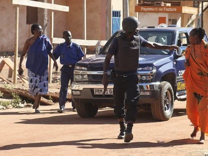 Personal militar de Mali asegura los alrededores del hotel de lujo Radisson Blu en Bamako, Mali, el 20 de noviembre del 2015.