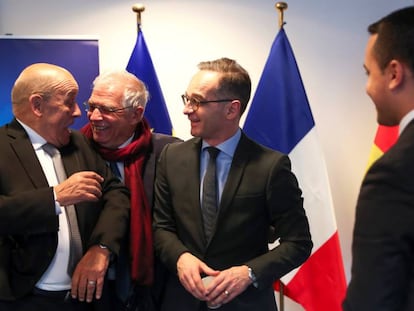 Desde la izquierda, el ministro de Exteriores francés, Jean-Yves Le Drian; el jefe de la diplomacia europea, Josep Borrell; y el titular de Exteriores alemán, Heiko Maas, este martes en Bruselas.