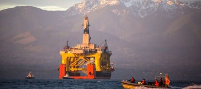 Una plataforma de Royal Dutch Shell llega a Port Angeles (Washington, EE UU) antes de poner rumbo al Ártico.