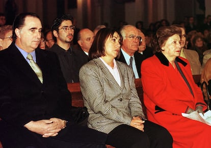 Al centro, la hija de Augusto Pinochet, Jacqueline, durante una misa en Santiago, en agosto de 1999.