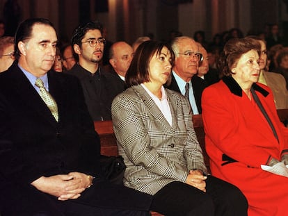 Al centro, la hija de Augusto Pinochet, Jacqueline, durante una misa en Santiago, en agosto de 1999.