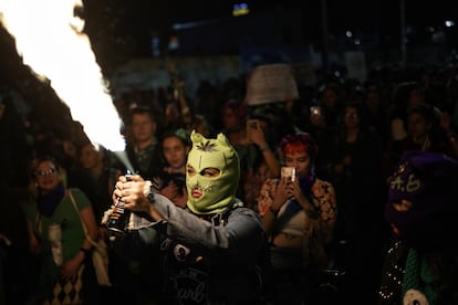 Cientos de manifestantes se movilizan en Bogotá (Colombia) y en ciudades de toda América Latina para defender el derecho de la mujer a interrumpir el embarazo. Cada 28 de septiembre se conmemora el Día de Acción Global por el Acceso al Aborto Legal, Seguro y Gratuito. En la imagen, una manifestante utiliza una lata de aerosol y un mechero a modo de antorcha durante la marcha.