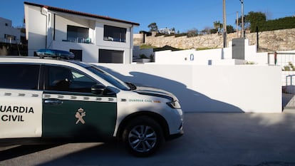 Un vehículo de la Guardia Civil en la vivienda del barrio residencial de Percibilleira, en la villa de Baiona, este lunes.