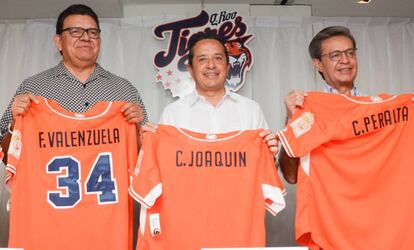 Valenzuela junto con el gobernador de Quintana Roo, Carlos Joaquín González y el presidente del club, Carlos Peralta