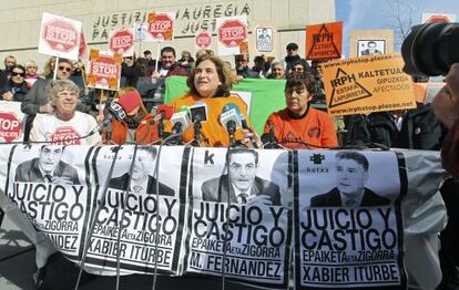 Colau, en el centro, ofrece este lunes una rueda de prensa en San Sebastián.