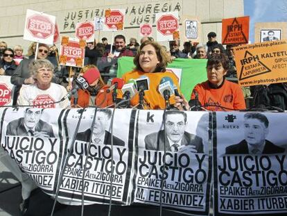 Colau, en el centro, ofrece este lunes una rueda de prensa en San Sebastián.