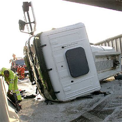 Camión que ayer sufrió un vuelco en el <i>by pass</i> a su paso por Paterna.