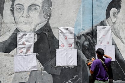 Un ciudadano venezolano busca su mesa de votación durante la jornada de elecciones presidenciales de Venezuela este domingo, en Caracas (Venezuela).